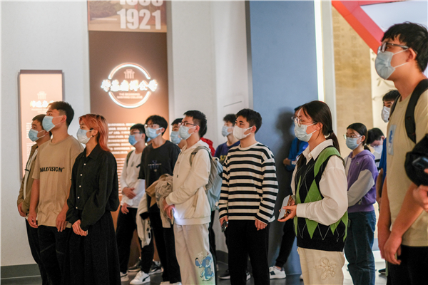 圖2 聆聽講解員講解.jpg