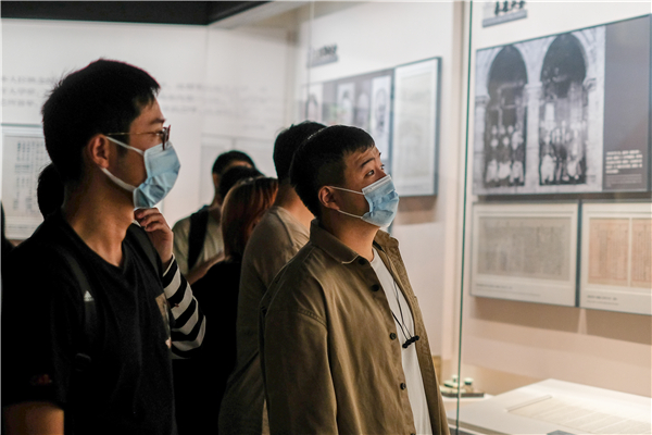 圖5 觀看展品.jpg