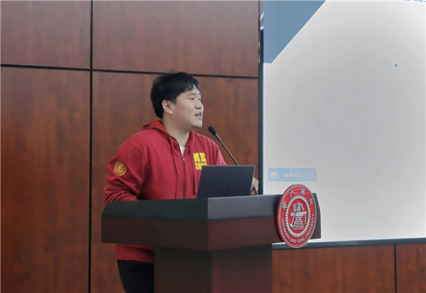 圖1 任子文老師主持活動(dòng).jpg