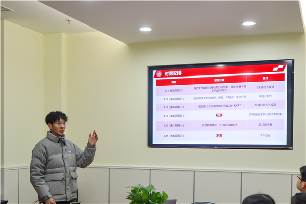 圖2  黃楨介紹工作.jpg