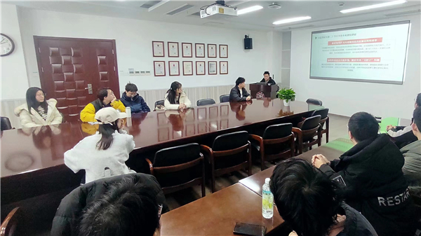 1677727383461493.jpg 圖2-李玥航同志帶領(lǐng)大家學(xué)習(xí).jpg