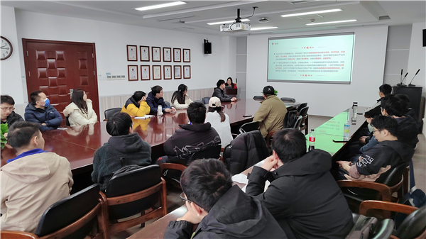 1677727392664356.jpg 圖3-李相越同志帶領(lǐng)大家學(xué)習(xí).jpg