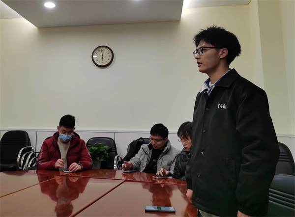 圖6 楊浩楠同志匯報(bào)學(xué)習(xí)情況.jpg