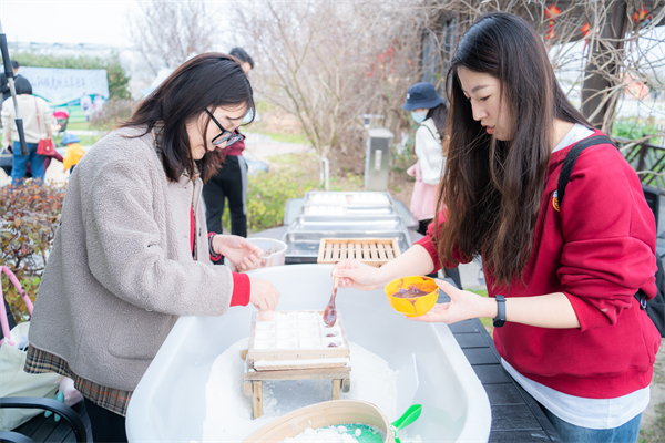 1678755774757127.jpg 圖5 方糕制作.jpg