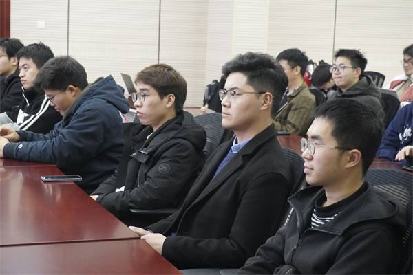 1679570840310214.jpg 圖7黨員同學(xué)認(rèn)真聽(tīng)講.jpg