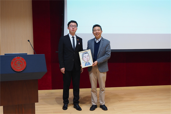 1679571307833078.jpg 7、徐軍校友與漫畫合影.jpg