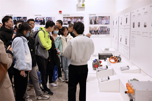 1680008476547948.jpg 圖12+企業(yè)專家介紹關鍵零部件.jpg