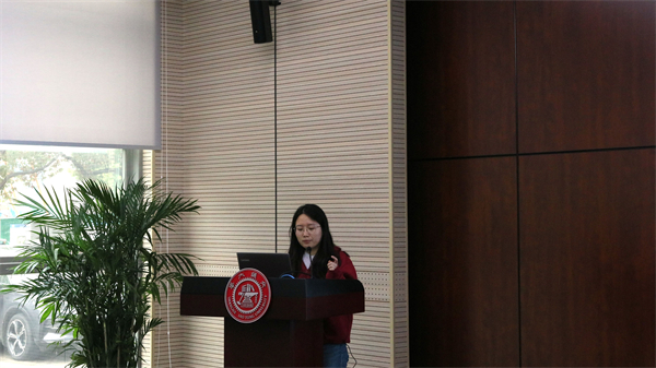 1680009498219262.jpg 圖 3楊倩為同學解疑答惑.jpg