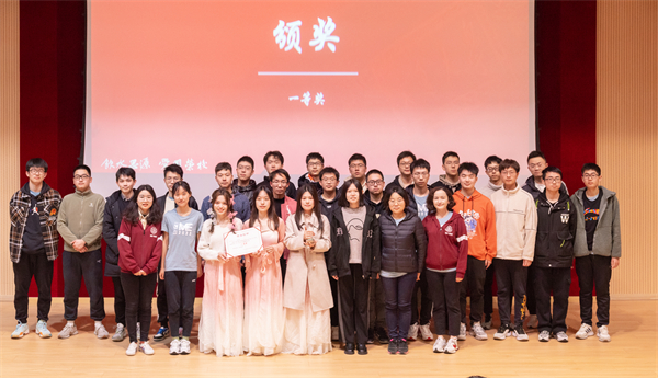 圖4 戴雨吟為獲一等獎(jiǎng)的團(tuán)支部頒獎(jiǎng).jpg