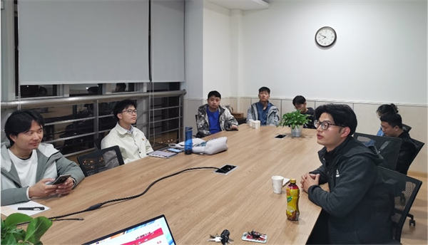 圖4 支部黨員匯報(bào)學(xué)習(xí)情況.jpg