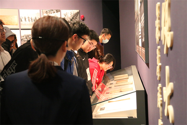 1683544194255620.jpg 03-看手稿.jpg