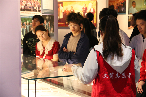 1683544232830973.jpg 07-楊嘉墀專題展講解.jpg