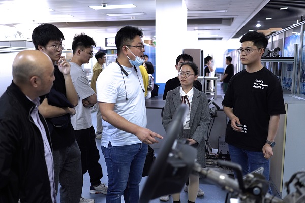 1684326691417216.jpg 圖11+線控底盤實驗室參觀2.JPG