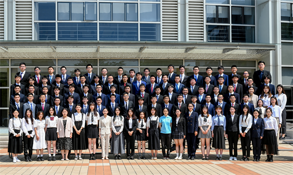 圖1 優(yōu)秀畢業(yè)生合影.jpg