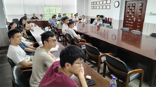 1685799925207272.jpg 圖3-與會(huì)人員認(rèn)真聆聽(tīng).jpg