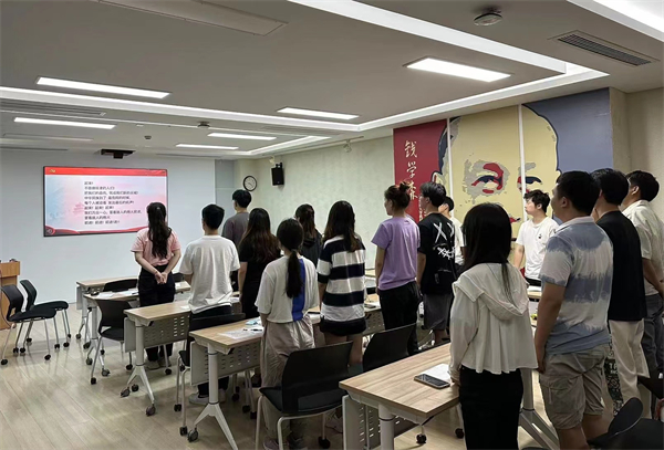 圖3 支部成員奏唱國(guó)歌.jpg