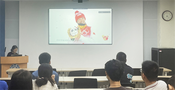 圖3 觀看學(xué)習(xí)《榜樣》.jpg