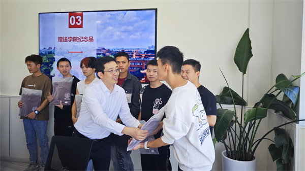 圖三 領(lǐng)導(dǎo)合影.jpg