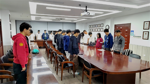 1698767499845392.jpg 圖1-與會(huì)黨員肅立默哀.jpg