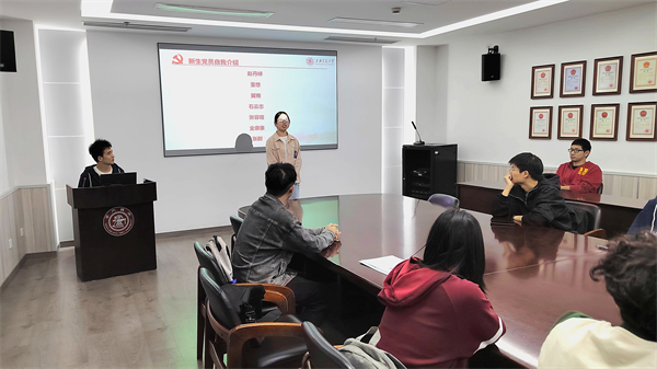 1698767511961145.jpg 圖2-新生黨員做自我介紹.jpg