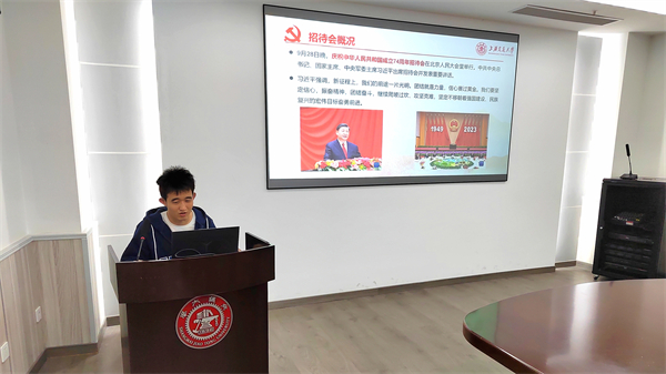 1698767520104802.jpg 圖3-單玉昶帶領(lǐng)大家學(xué)習(xí).jpg