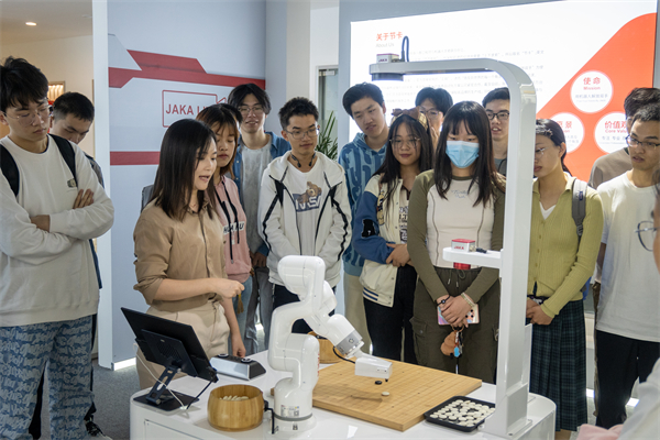 圖2-許惠向機器人所新生演示五子棋機器人.jpg