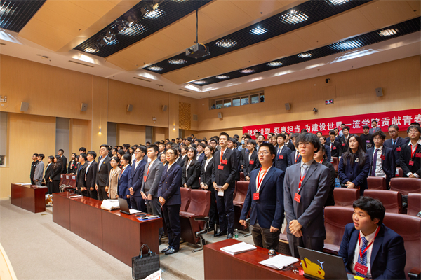 圖13 奏唱校歌.jpg