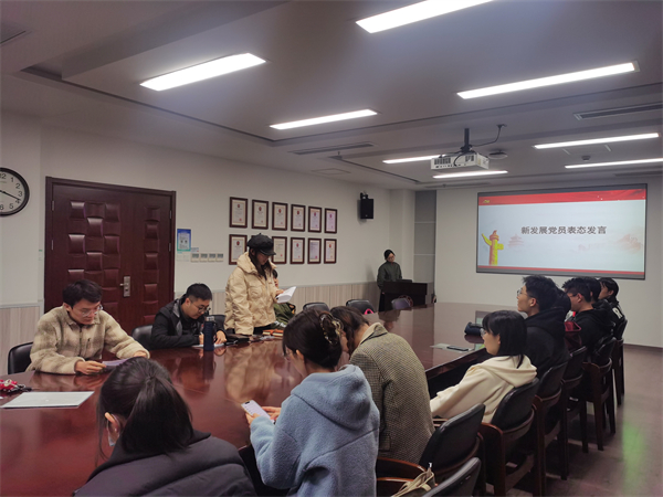 1700052255400400.jpg 圖2+薛琪同志匯報(bào)個(gè)人情況.jpg