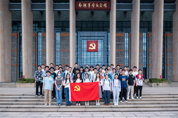 圖1 全體同學(xué)在紀(jì)念館前合影.jpg