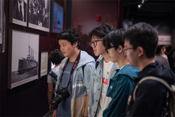 圖2 支部成員參觀學(xué)習(xí)紀(jì)念館.jpg