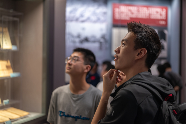 圖3 積極分子參觀學(xué)習(xí)紀(jì)念館.jpg