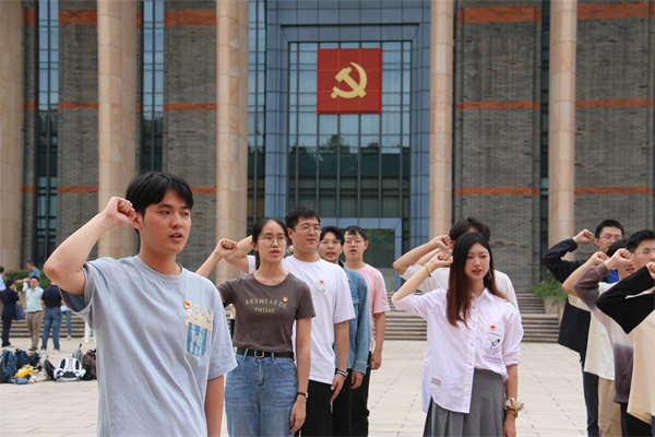 圖4 張?zhí)靷悗ьI(lǐng)支部成員宣誓.jpg