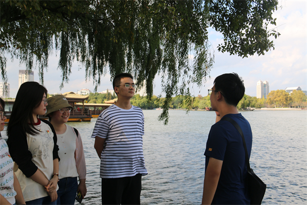 圖5 黃楷熠為同學(xué)們講解黨史.jpg