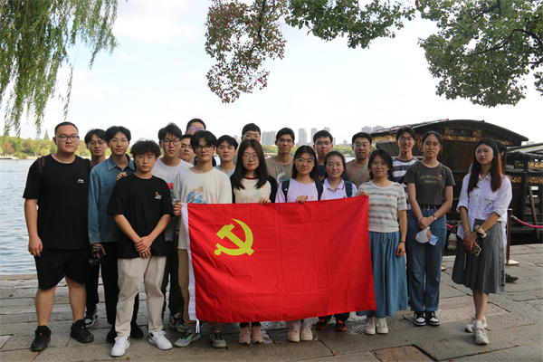 圖6 同學(xué)們在“紅船”前合影留念.jpg
