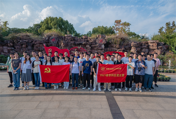 圖7 同學(xué)們在南湖合影留念.jpg