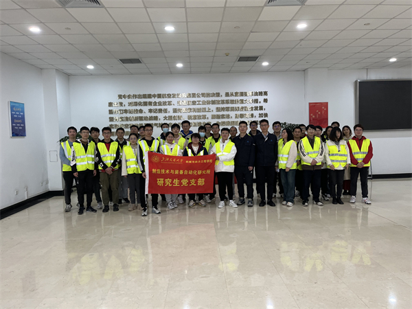 圖2 支部成員學(xué)習(xí)中國航發(fā)成立的歷史.jpg