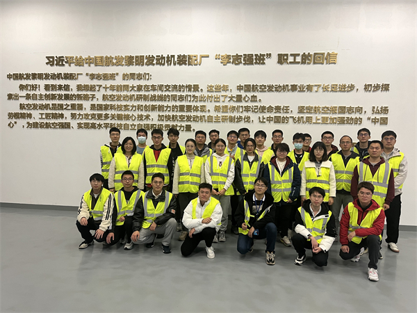 圖3 支部成員在展示墻前學(xué)習(xí)“李志強班”事跡.jpg