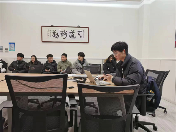 圖1 陸聰聰同志主持.jpg