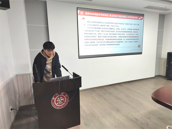 1703678667816156.jpg 圖3-金康康同志帶領(lǐng)大家學(xué)習(xí).jpg