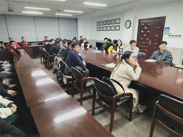 1703678678770285.jpg 圖4-與會(huì)黨員認(rèn)真聆聽.jpg