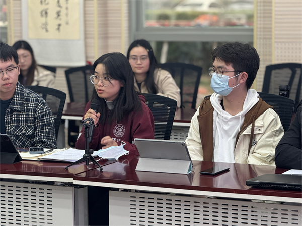 1703853860435047.jpg 圖5 戴雨吟老師點(diǎn)評(píng)講話.jpg