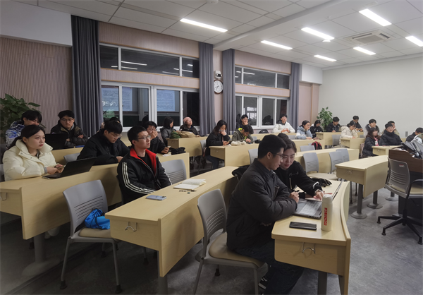 1709729594702658.png 圖3 與會(huì)黨員認(rèn)真學(xué)習(xí).png