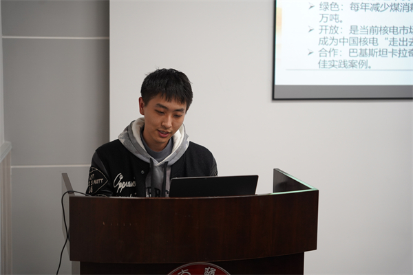 圖5 李東原做黨課分享.jpg