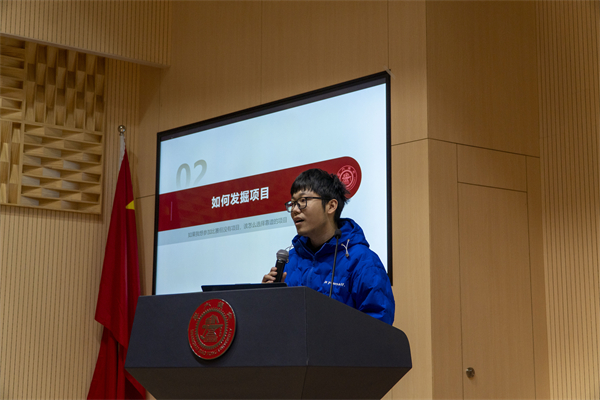 圖6 駱凱峰同學(xué)分享參賽經(jīng)驗.jpg