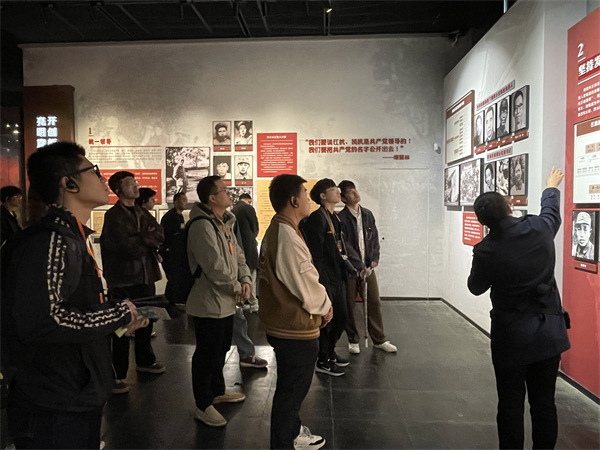 圖二 參觀沙家浜革命歷史紀(jì)念館1.jpg