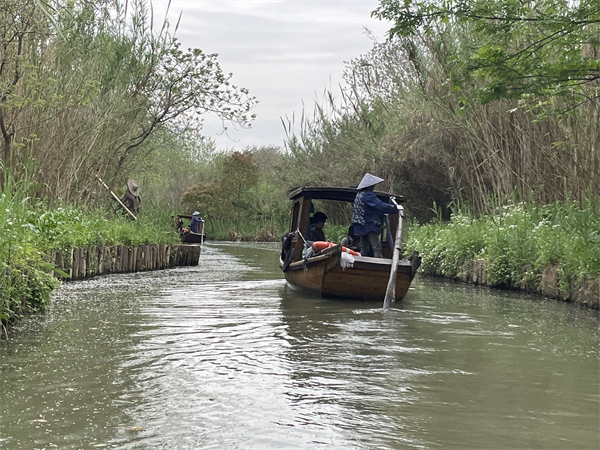 圖四 乘坐手搖船.jpg