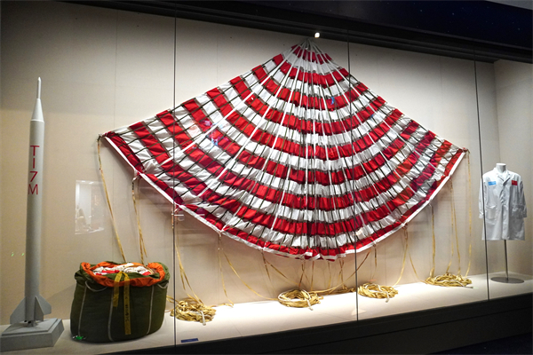 圖6 返回式衛(wèi)星降落傘實物.jpg