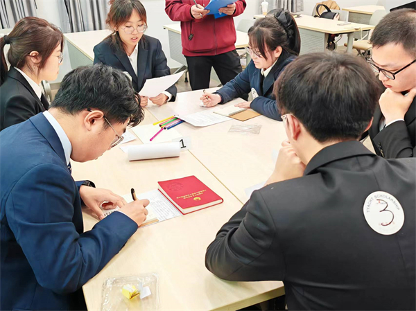 圖2 無領(lǐng)導(dǎo)小組討論環(huán)節(jié).jpg