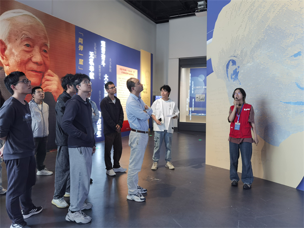 1714228545863957.jpg 圖2 參觀展覽1.jpg