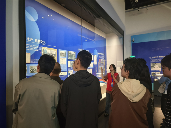 1714228554814115.jpg 圖3 參觀展覽2.jpg